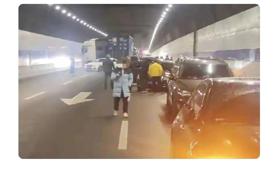 1月30日12点40分，在G40沪陕高速往江苏方向的长江隧道里，发生了多车相撞事