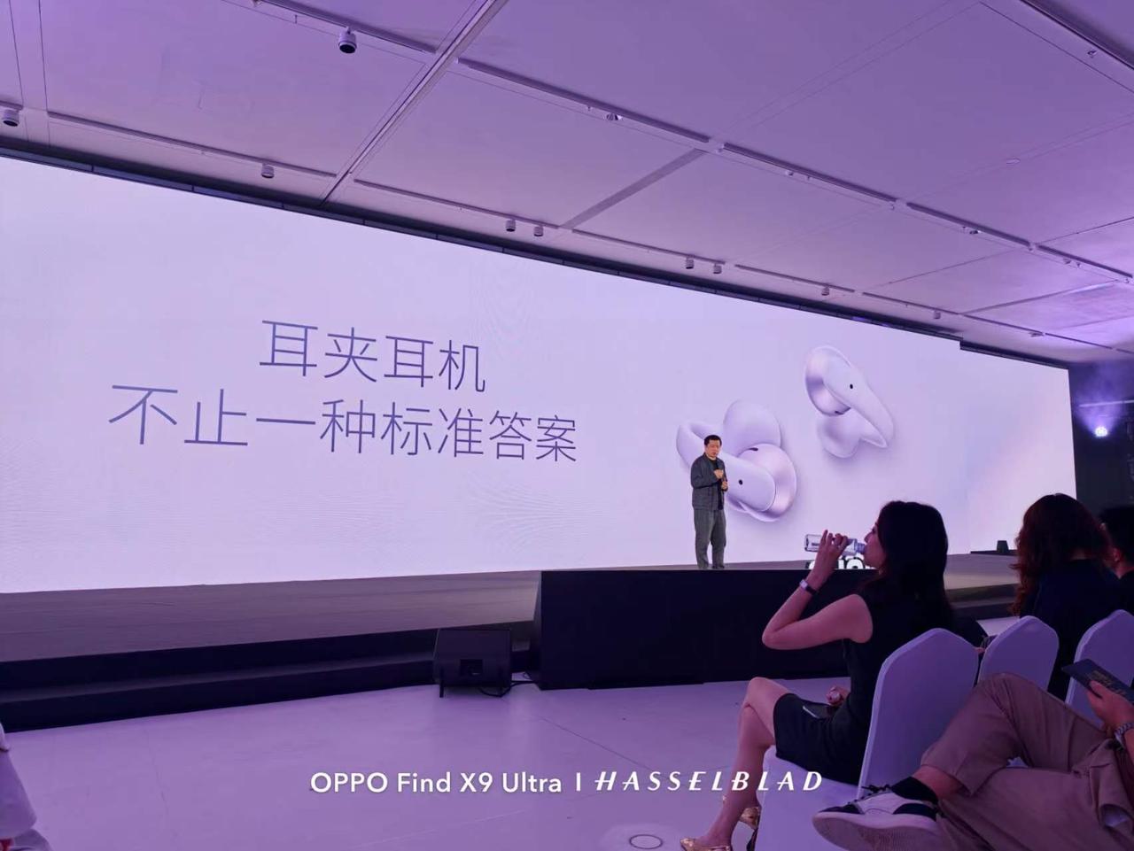 再来看下OpenDots Air耳夹耳机，带来全新配色 破晓紫，采用流星线型设计