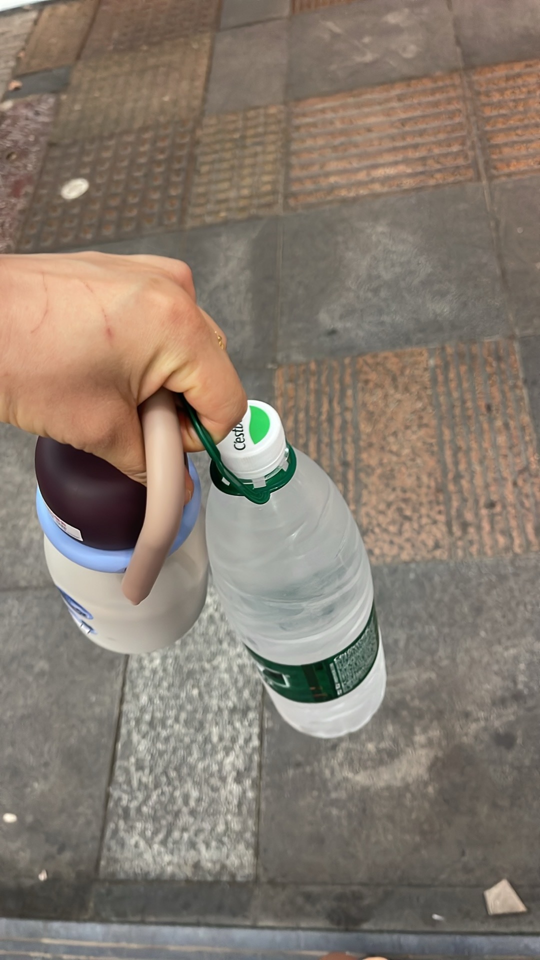 周末了，懒惰一下提溜个保温杯出去，回来买瓶水，每天一瓶水 至今没找到腿短的任何优