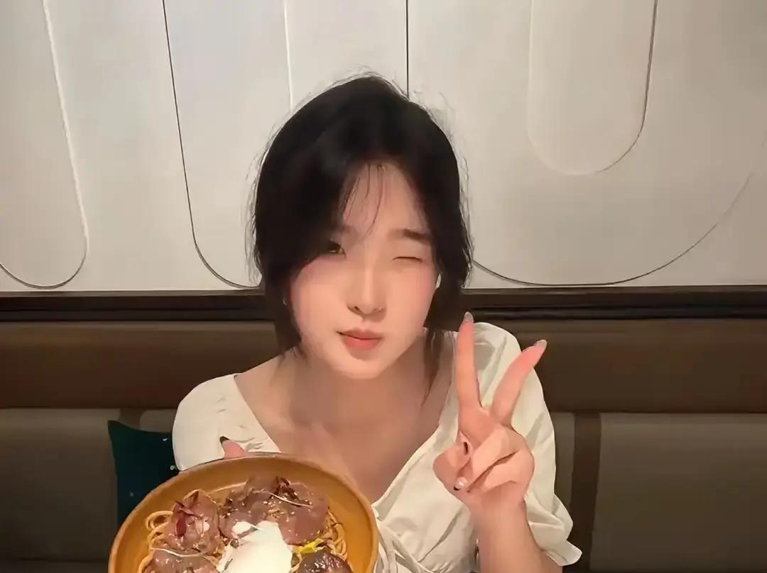 老周在办公室连抽了两根闷烟，眼底熬出了一片红血丝

他搓着手跟我念叨，本打算下周