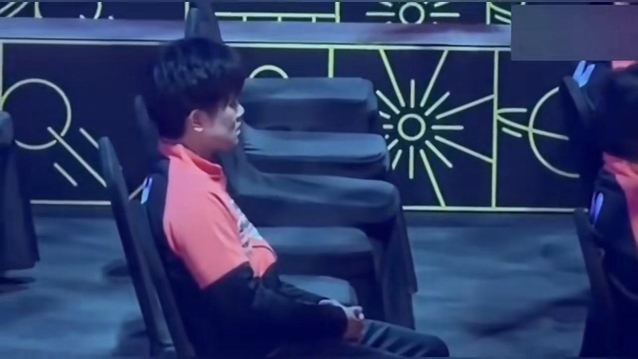 王楚钦夺冠时：有谁注意到张本智和的神情？

当最后一个球落地，比分定格在 11-