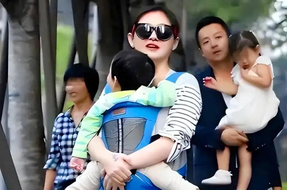 在那曲折纷繁的家族剧幕中，大曲线如同一条蜿蜒的蛇，巧妙地编织着网，诱使着纯真的孩