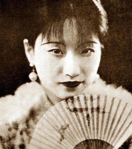 1965年，62岁陆小曼去世。翁瑞午的长女翁香光闻讯赶来，见四下无人，迅速解开陆