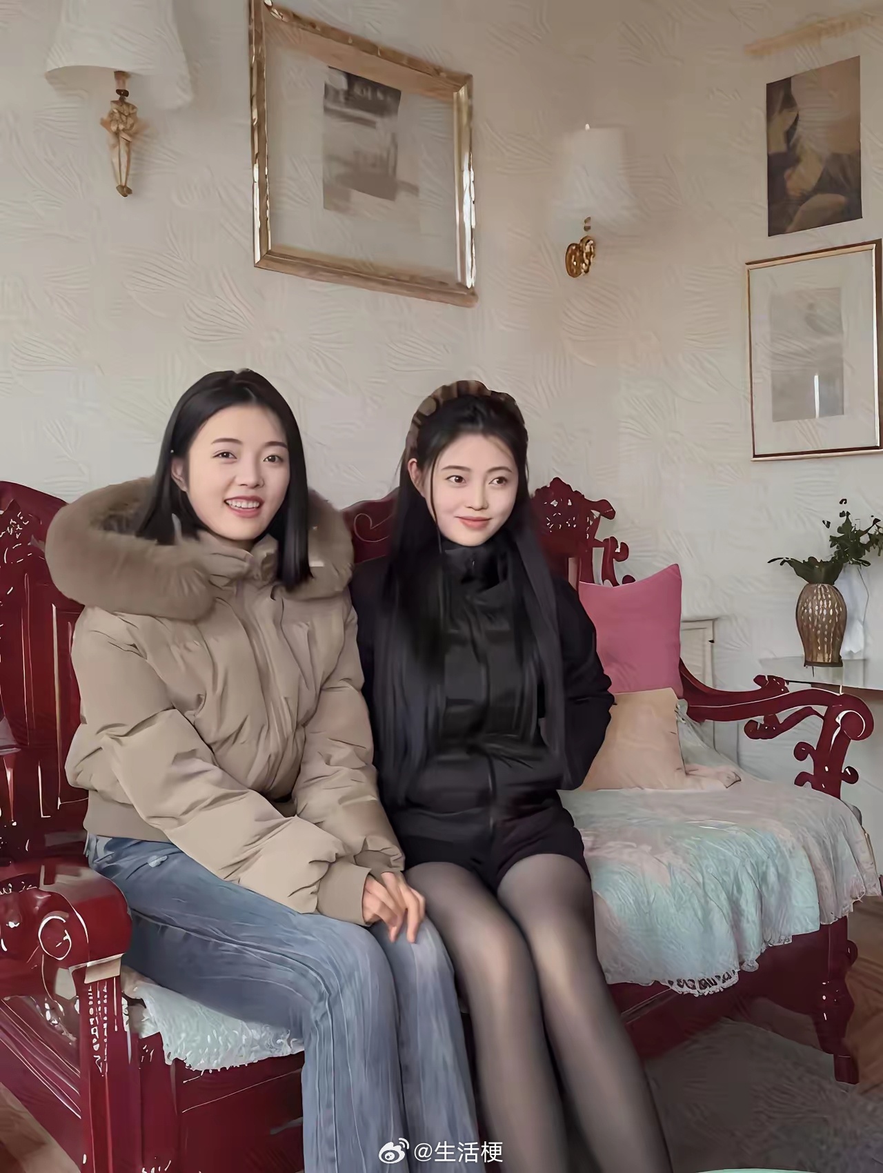 昨天去相亲，媒人一下子带进来两个大美女，让人有点不知所措，大家觉得哪个比较持家？