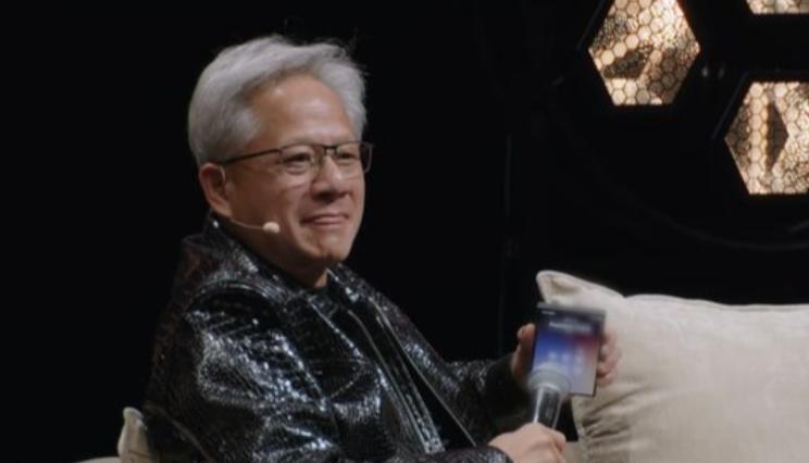 英伟达CEO黄仁勋参加了一场访谈，火力全开。他一边开怼达里奥的小作文，一边驳斥那