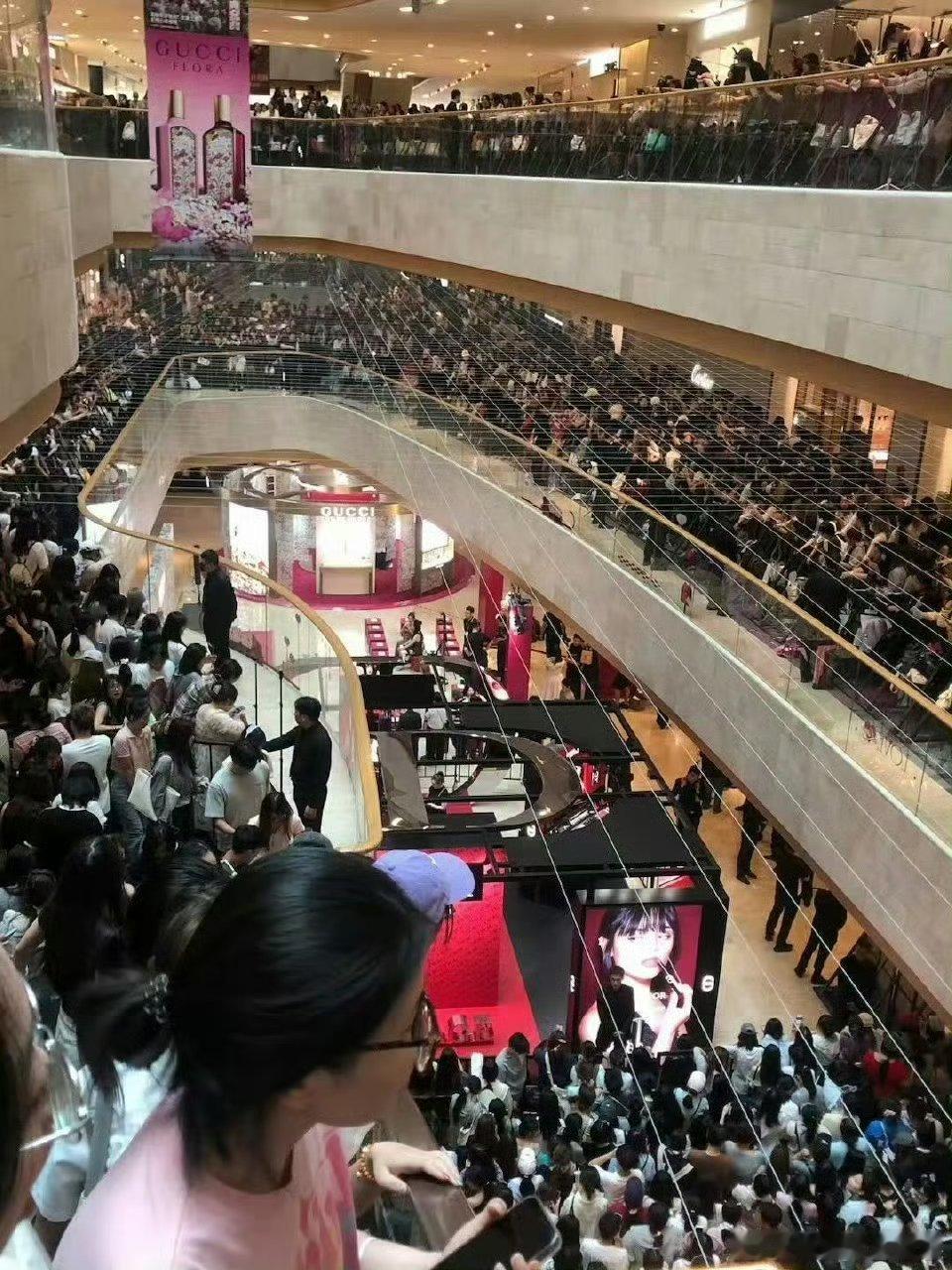 张凌赫南京活动路透~现场粉丝热情高涨，人气太火爆了🔥 ​​​