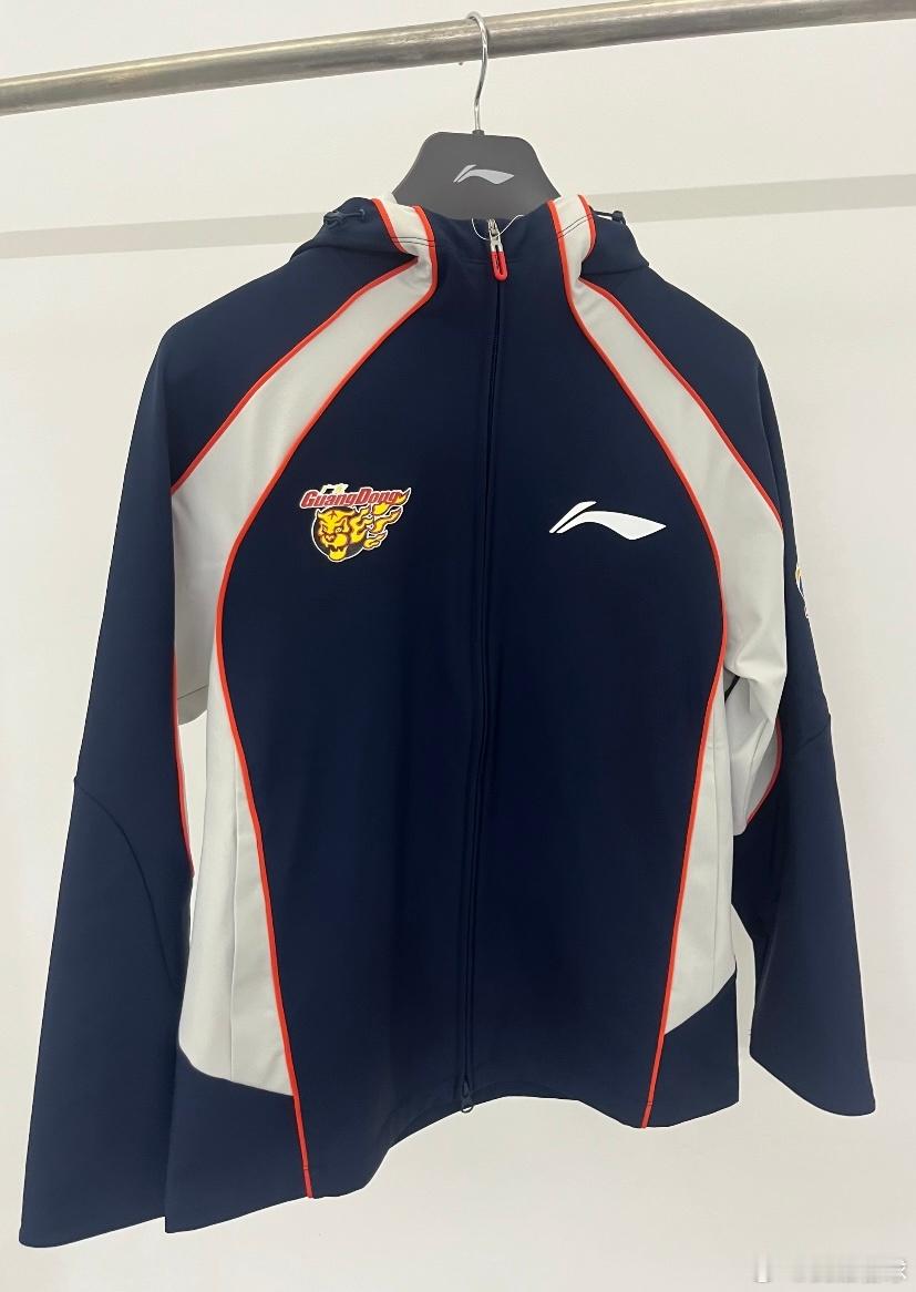 广东男篮新赛季的热身训练服出炉，深蓝主色调，大家觉得这设计如何[不愧是你]？ ​