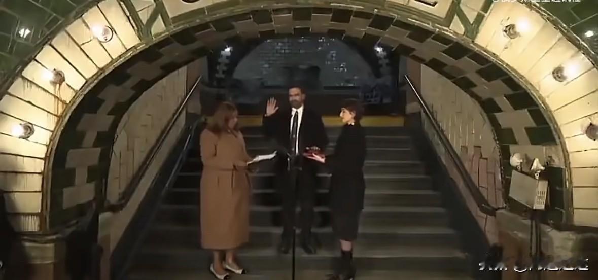 纽约新任市长佐赫兰·马姆达尼（穆斯林）在就职典礼上，使用《古兰经》进行宣誓，这也