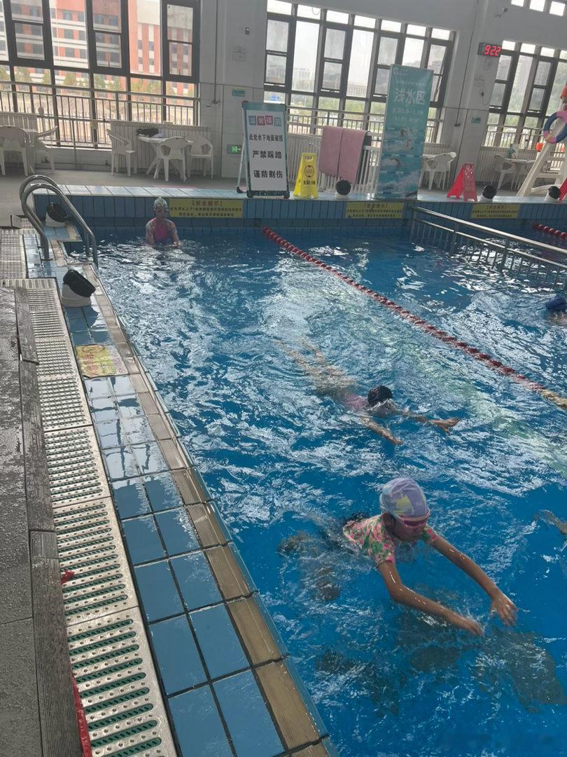 带多多和邻居的孩子来游泳🏊，让她们先游5和来回再玩，没叽歪，比着游[偷笑]这就