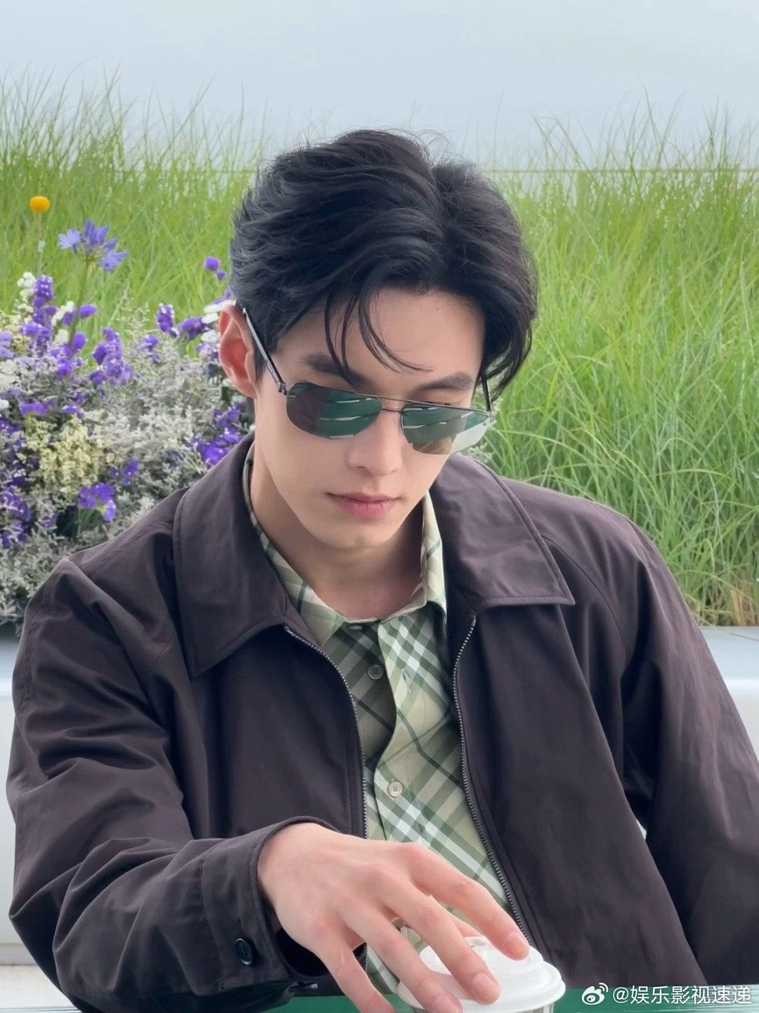 戴墨镜的何与帅的很权威 何与戴墨镜也太适配了！从阳光男孩到精英男神，这风格转换简