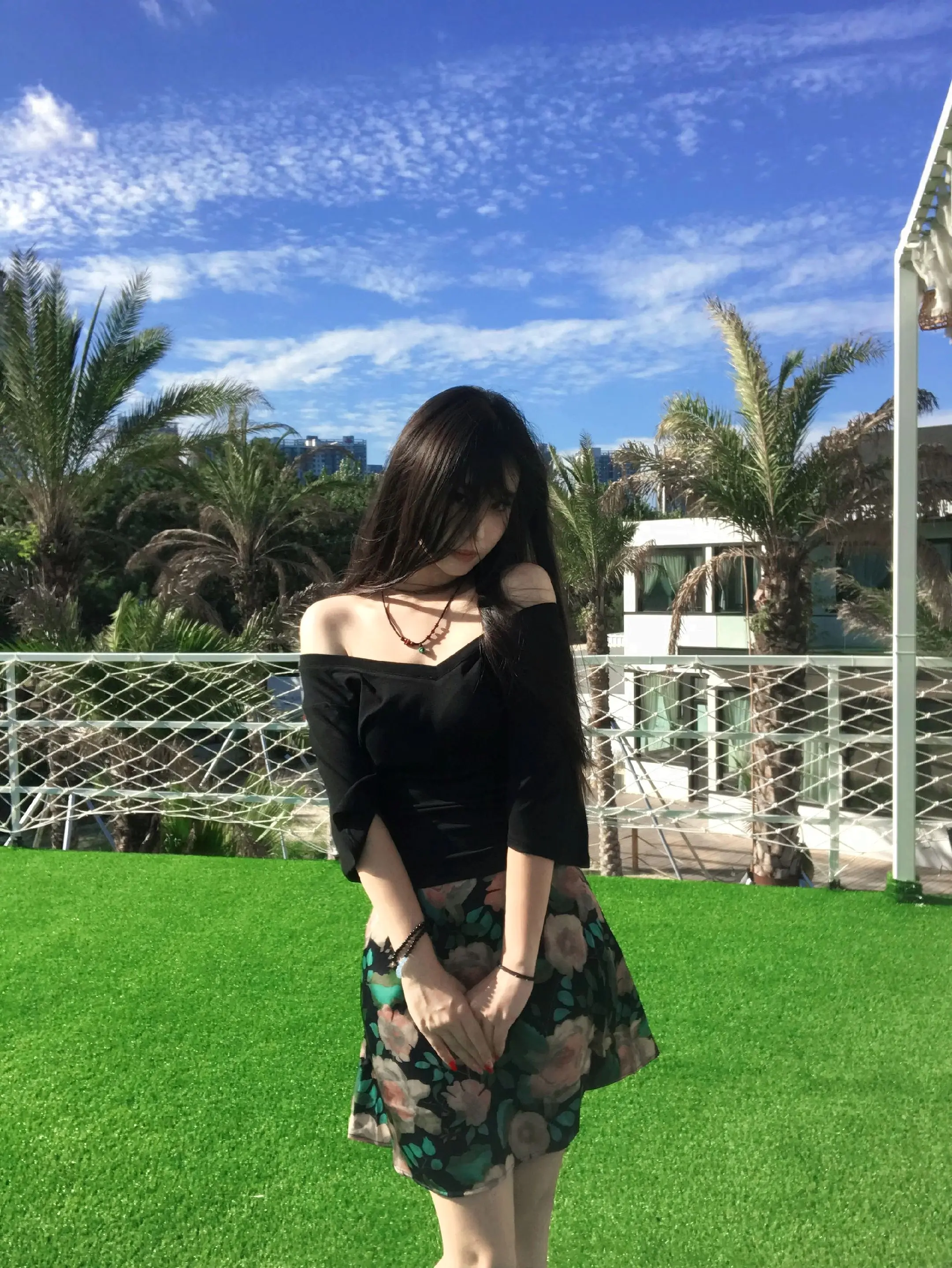 你问西湖水偷走她的几分美。