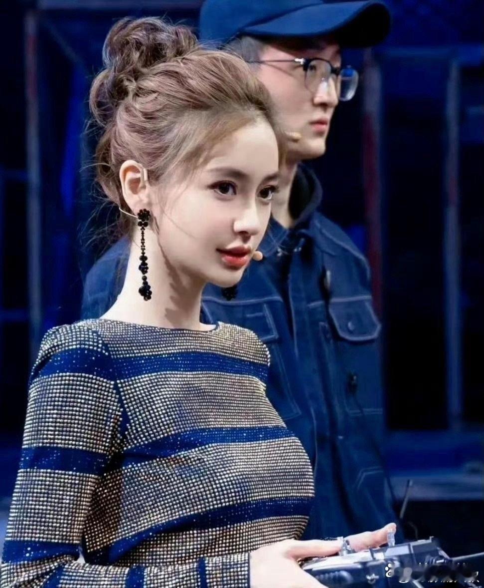 杨颖的这组照片美得出奇，首次这般直接领略她的美 