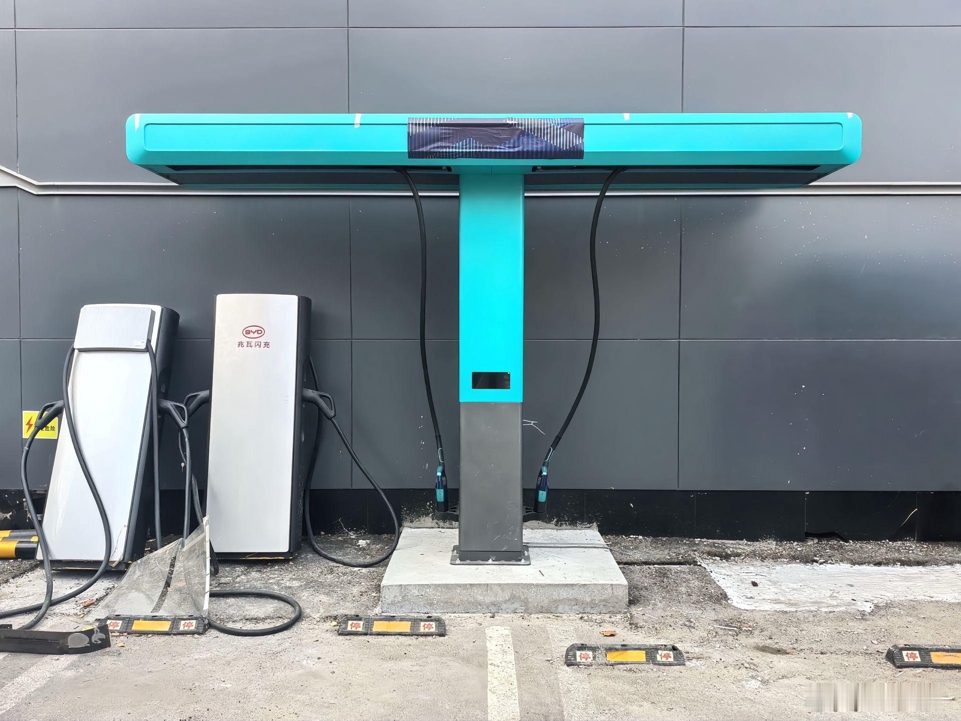 比亚迪兆瓦闪充桩，设计有点巧思。1、线从上面走，成功解决了“线短不够用、线长拖地