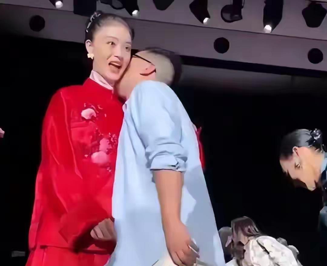 这男的太矮，脸没够到吧