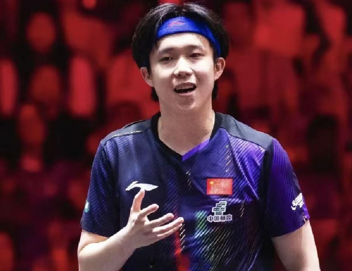 王楚钦鹰眼挑战失败新加坡大满贯赛场，王楚钦在对局中因发球判罚发起鹰眼复核，最终判