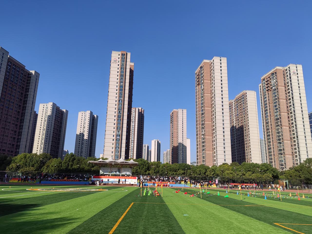 一年学费三万多，六年级竟被“分班放羊”？教育公平何在！
 这几天接外孙放学，心里