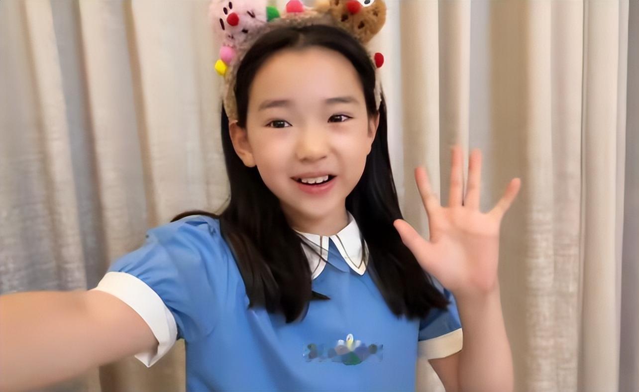 董璇晒三世同堂照为爱女庆生，高云翔出镜满脸宠溺，酒窝许下愿望 