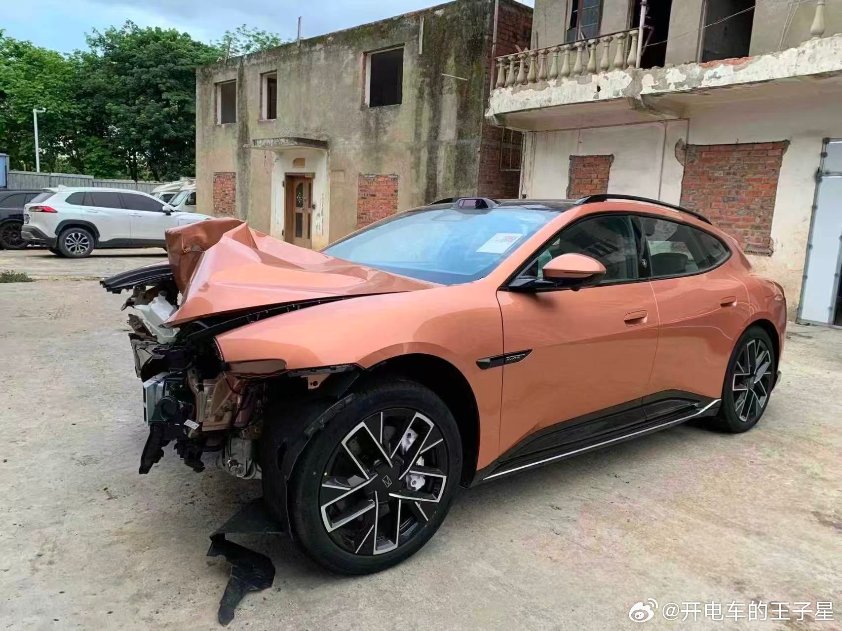 继续爆瓜，车友圈分享阿维塔06T的事故图一般喷子看到图又要说华为智驾不行了但这特