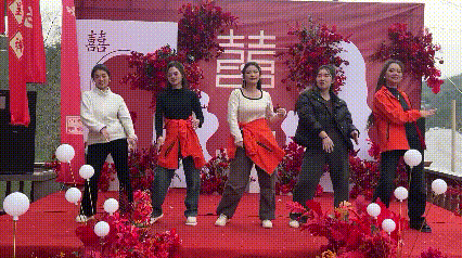 婚礼现场惊现“活宝天团”，网友：这才是婚礼该有的样子！
 
婚礼上的伴娘们，直接