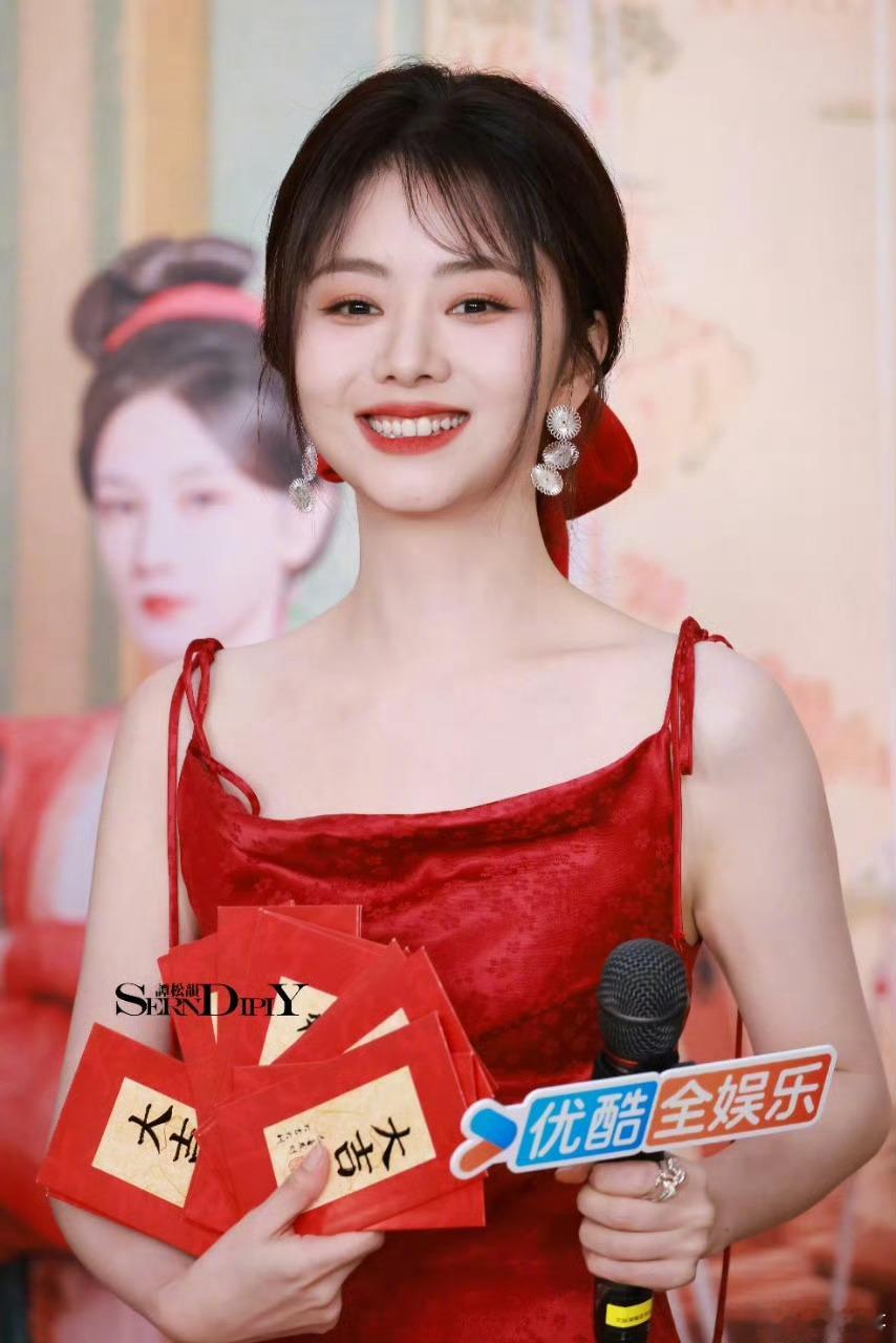 谭松韵郑业成经超直播 谭松韵 郑业成 经超今日剧宣直播活动，状态好好啊大家[哇]