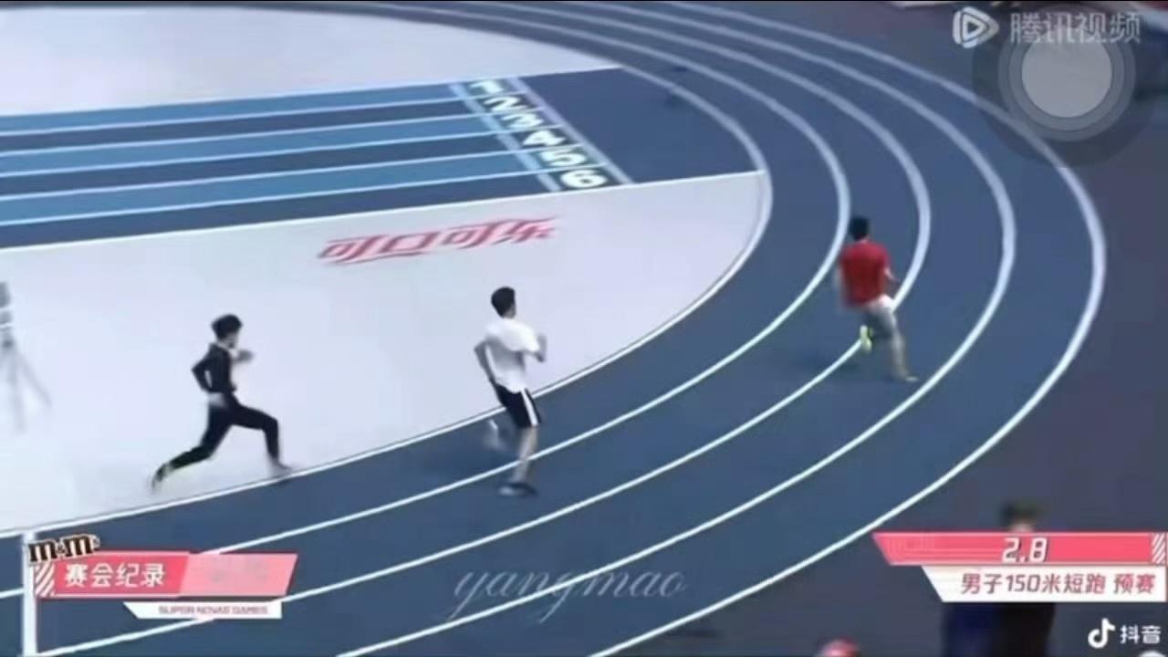 敖瑞鹏是在跑步还是在抓鸡 哈哈哈哈哈哈又在考古敖瑞鹏是吧[偷笑]这个跑步姿势好可
