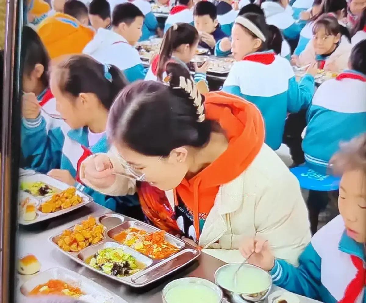 淄博市杏园小学的午餐火了！这里的食堂不仅食材新鲜、营养均衡，还色香味俱佳，孩子们