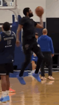 独行侠告急，欧文急不可耐，救火这一块，欧文绝对有实力，可惜欧文暂且上不了场，但在