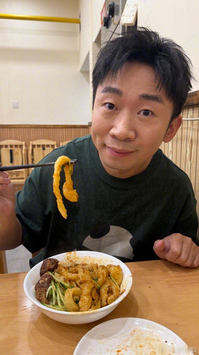 杨迪在山西吃爽了玩嗨了 刷到 发博分享在山西的快乐时光，吃也吃爽了，玩也玩嗨了，