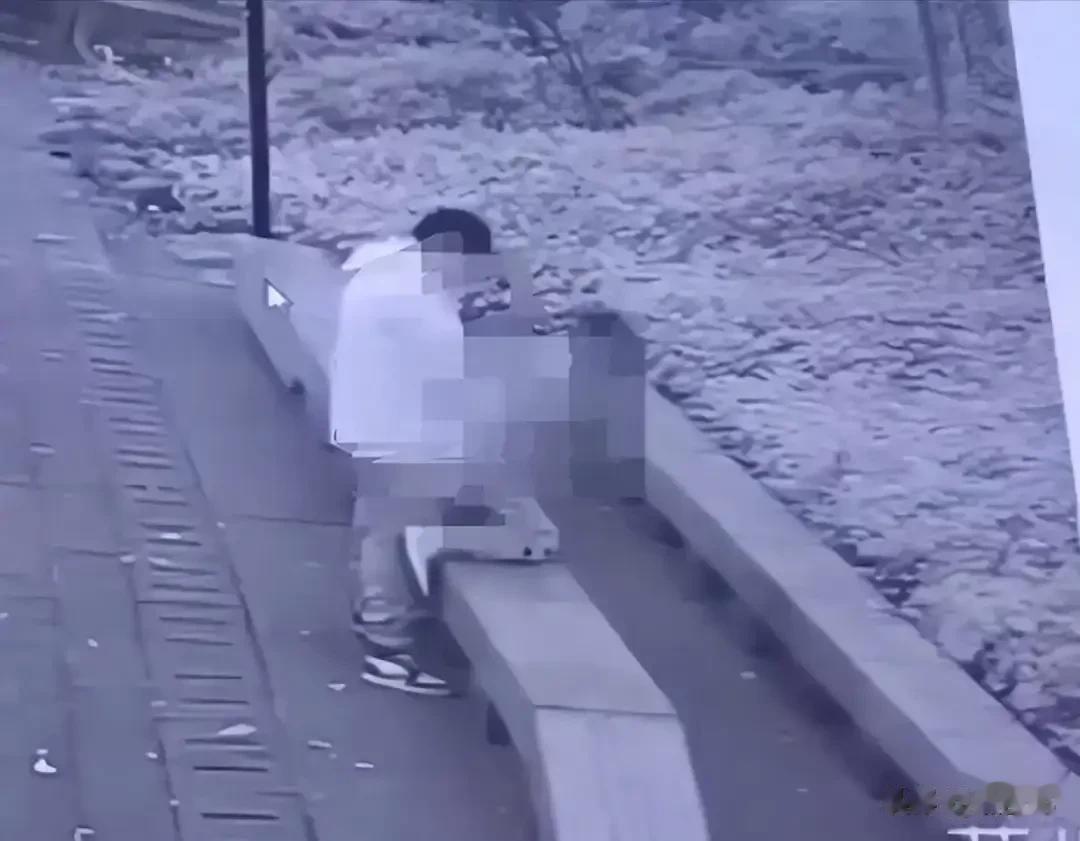 只能说，这位男生真不懂得“怜香惜玉”，坚决不看好他。

10月5日傍晚18点的虞
