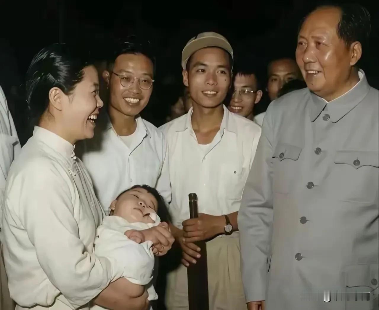 🍁这小孩儿真是好福气！
五十年代的中南海，摄影师吕厚民拍下了这暖心的一幕。
