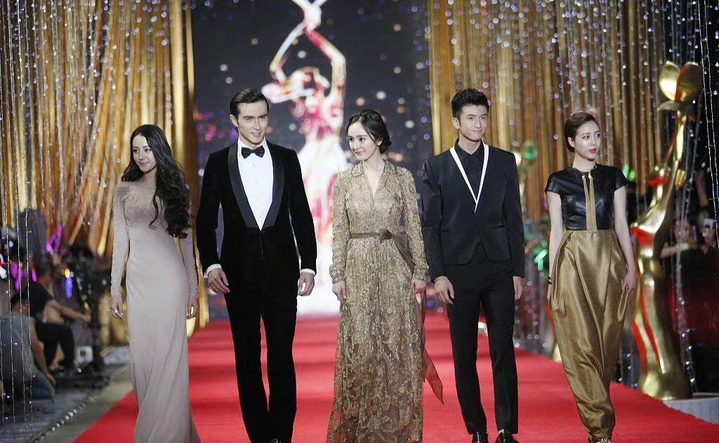 祝绪丹 杨幂杨幂生日的这天祝绪丹连续第二年没在微博公开送祝福，害，很正常啊，说不