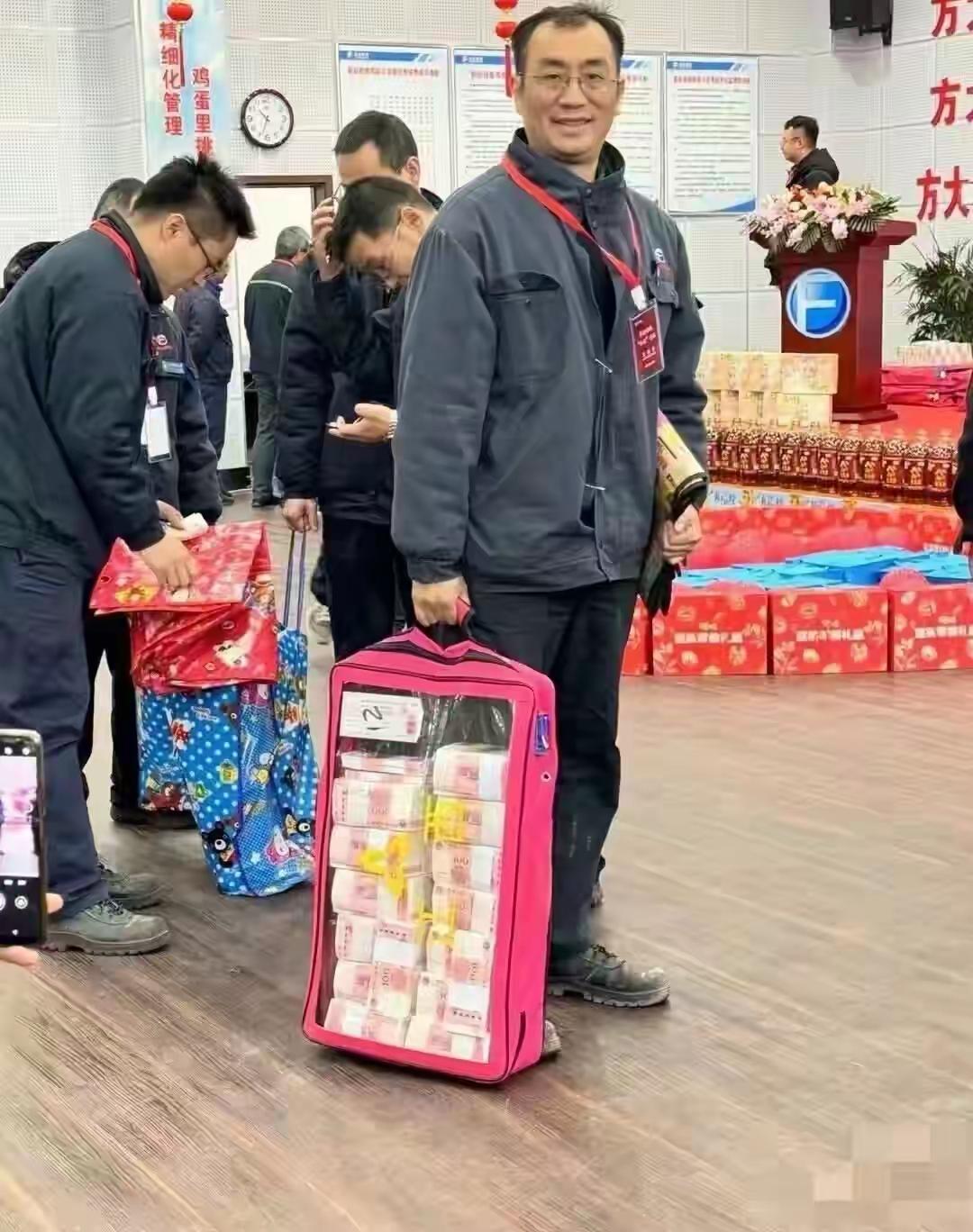 这也许就是每一个打工人梦寐以求的画面吧！虽然衣装朴素，面容憔悴，但是想到手里那一