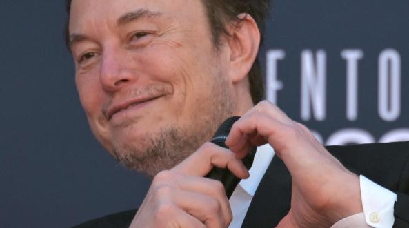 “特斯拉CEO马斯克当着美国五星上将的面，直接扔出一颗炸弹：‘中国的发电量今年底