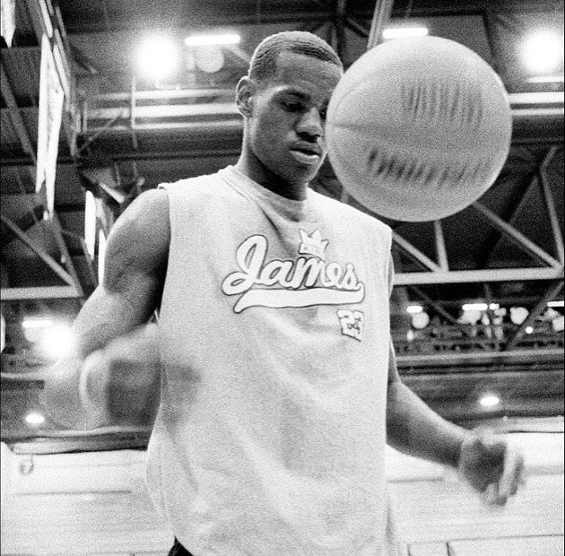 以前的人，后来的人，只不过在不断重复，谁对谁错，孰轻孰重，站在哪边，这条“口若悬