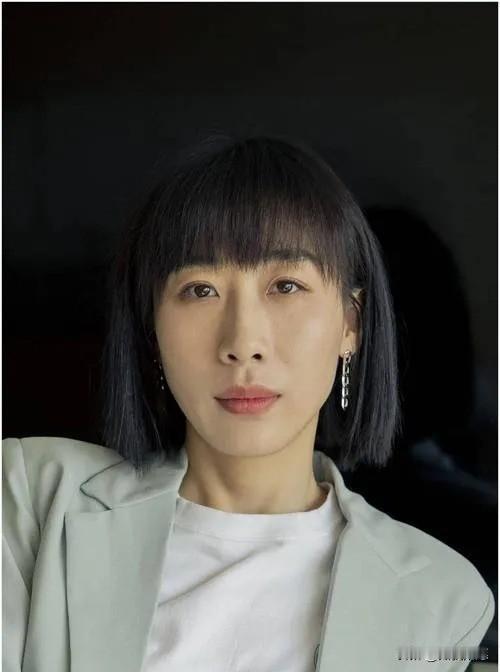 了解任素汐这人以后，
才发现她简直强得可怕。
你以为她只是个长得挺“亲民”的演员