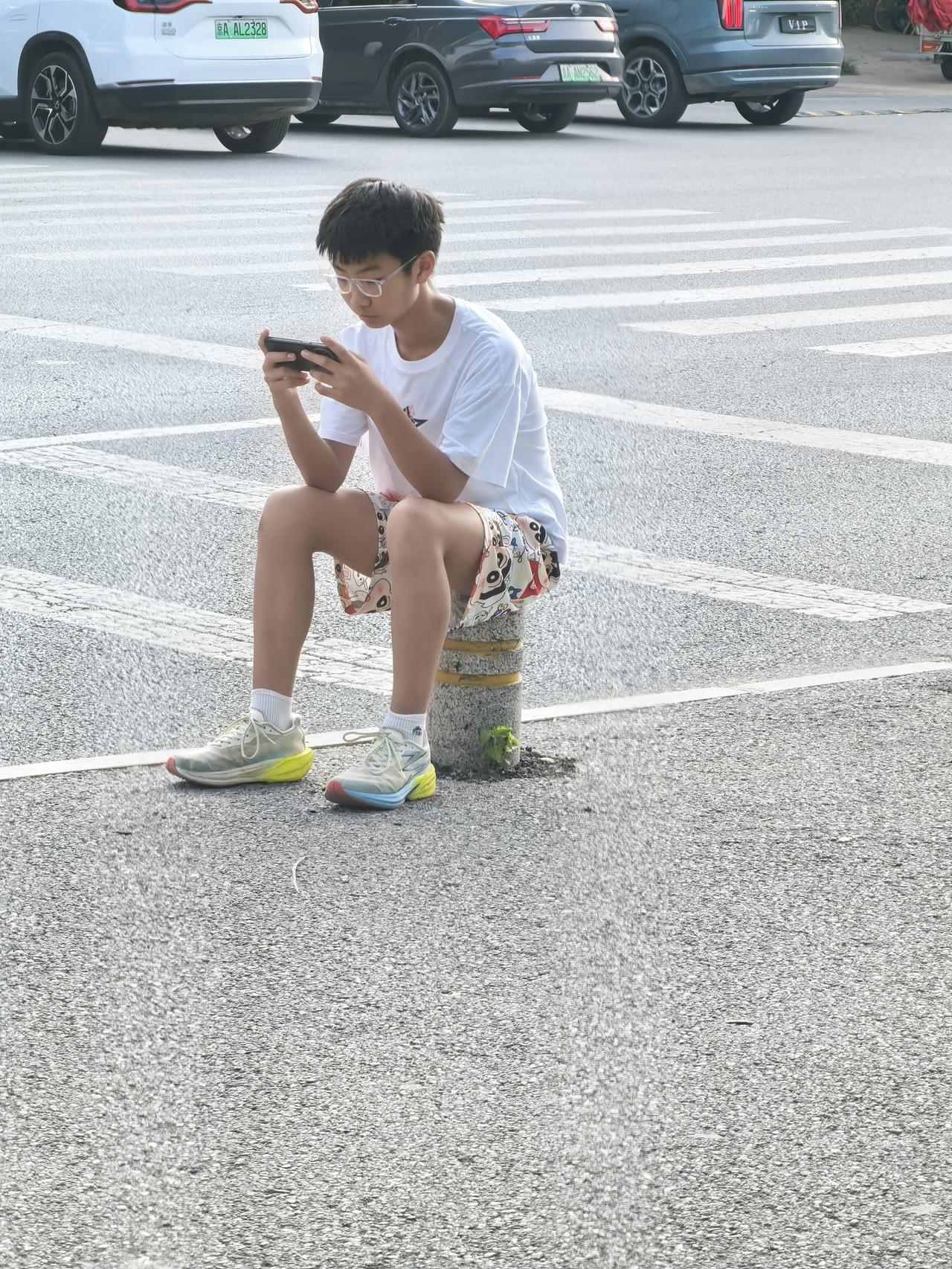 我想知道，他在玩什么？让他如此专注？