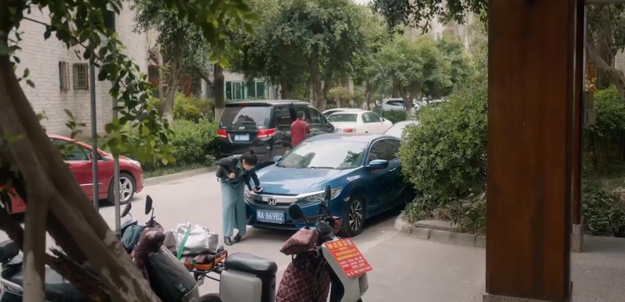 《亲爱的仇敌》：看了罗曼穿高跟鞋走路脚被崴到的画面，再也不敢穿高跟鞋了……

高