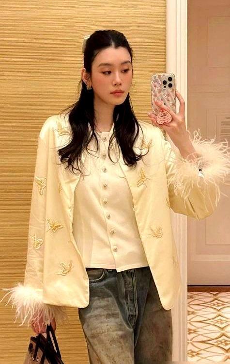 178厘米的超模踩着平底鞋挽住170厘米的老公，五年前你们全网笑她贪财，今天人家