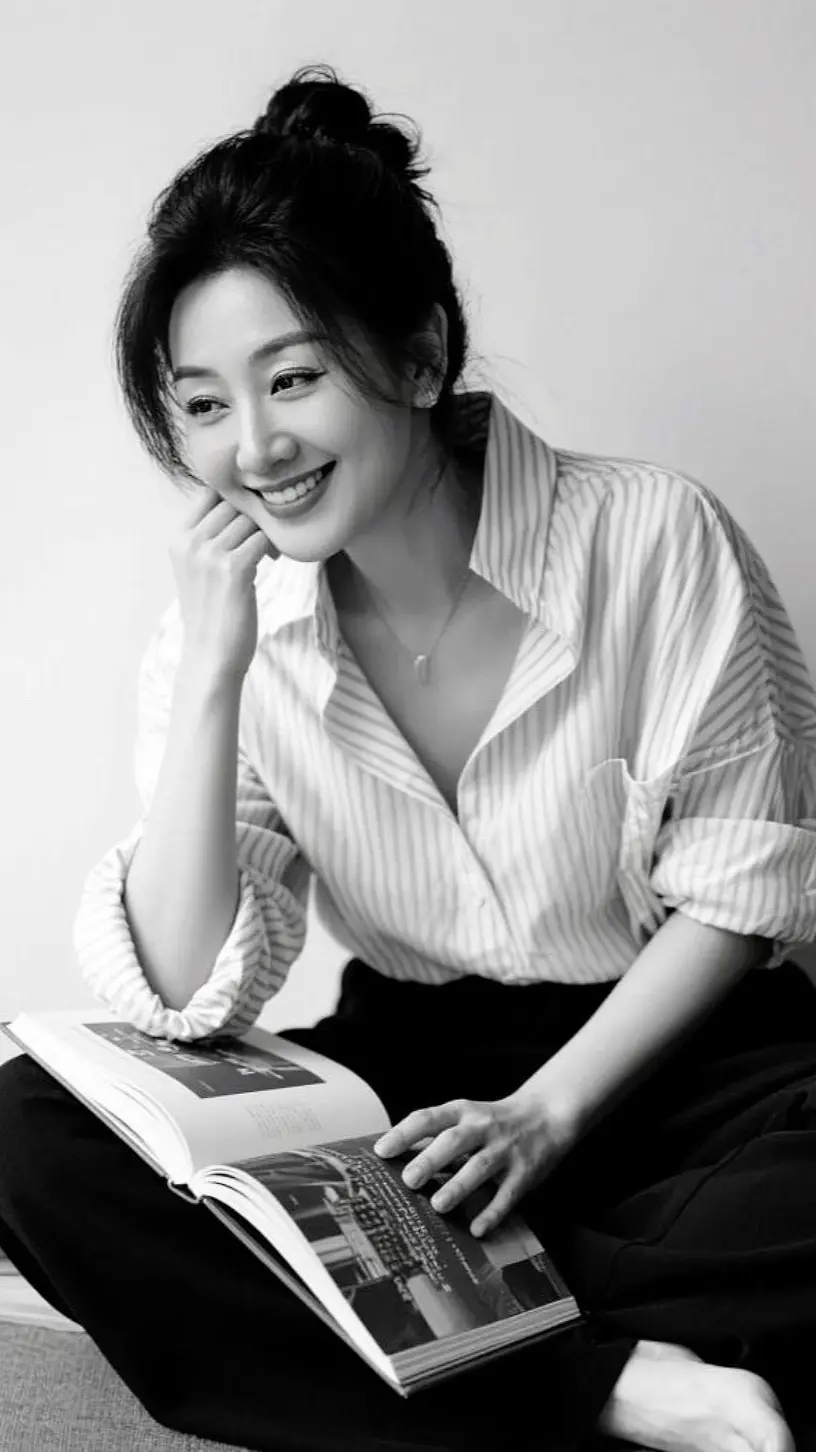 AI低饱和坐姿照 ai创作 玩法达人伙伴计划广告分成