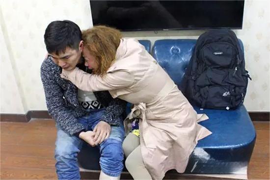 2015年，江西一女子在警局见到了一个长相酷似自己丈夫的帅哥，竟直接上手掀开了对