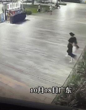一女子带着小孩下楼丢废纸箱，谁知还没走到垃圾桶，就被两名男子冲过来当场将她截停。