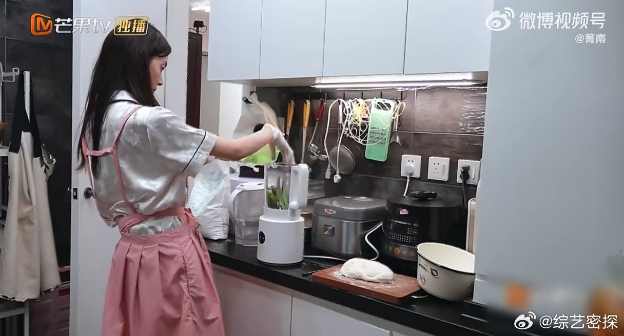 陈瑶可以考虑接个厨综了 陈瑶可爱超标了 我家那闺女 陈瑶居家包饺子画面好治愈，动