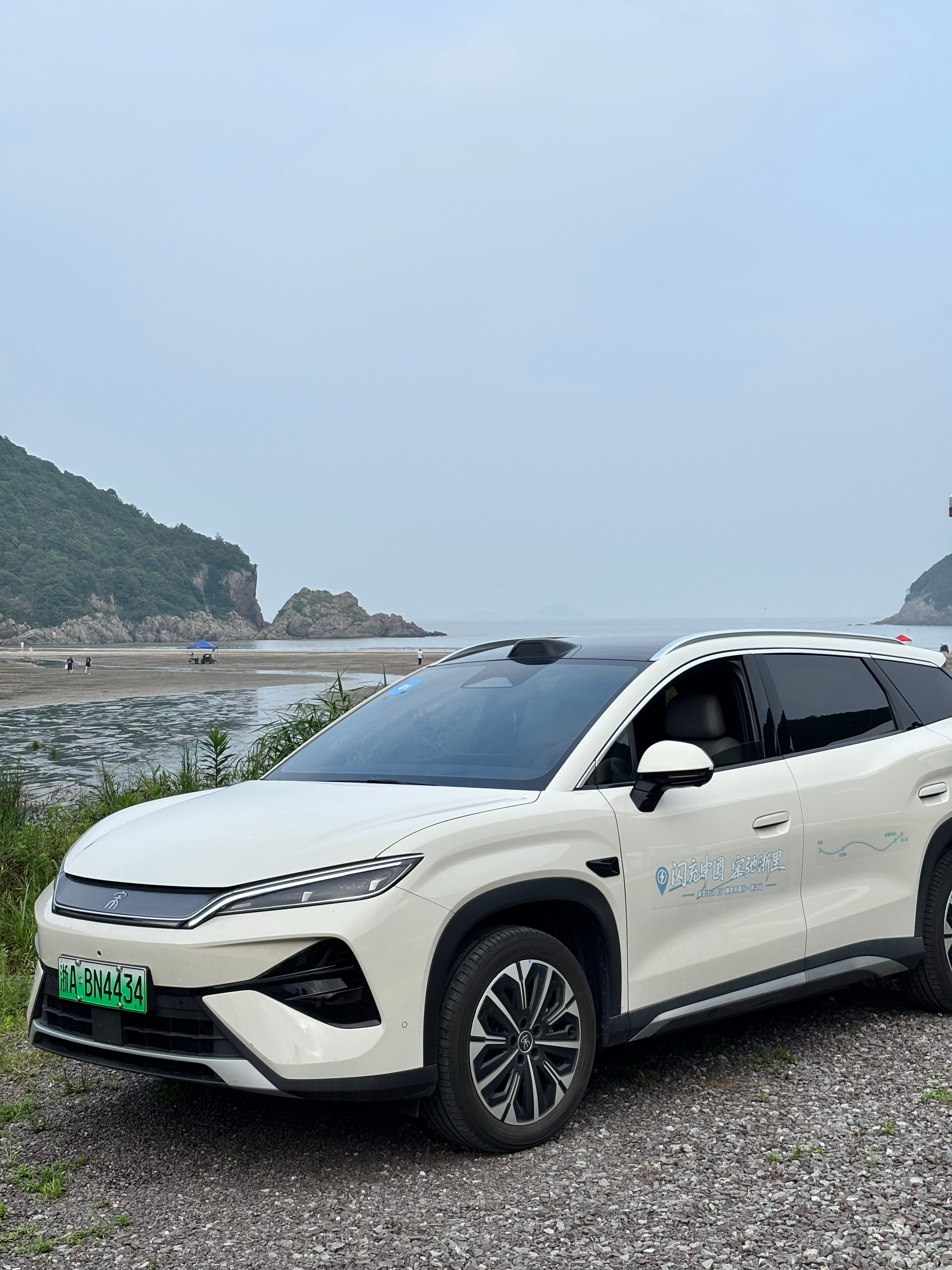 海边拍车就要这个时间点，不然阳光会教你做人 宁波·东海半边山沙雕乐园