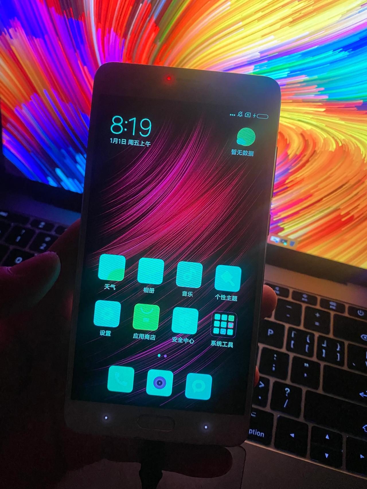 这两天数码圈都在讨论国产屏幕供应链的事情。
有很多人提及了当年红米Pro采用国内