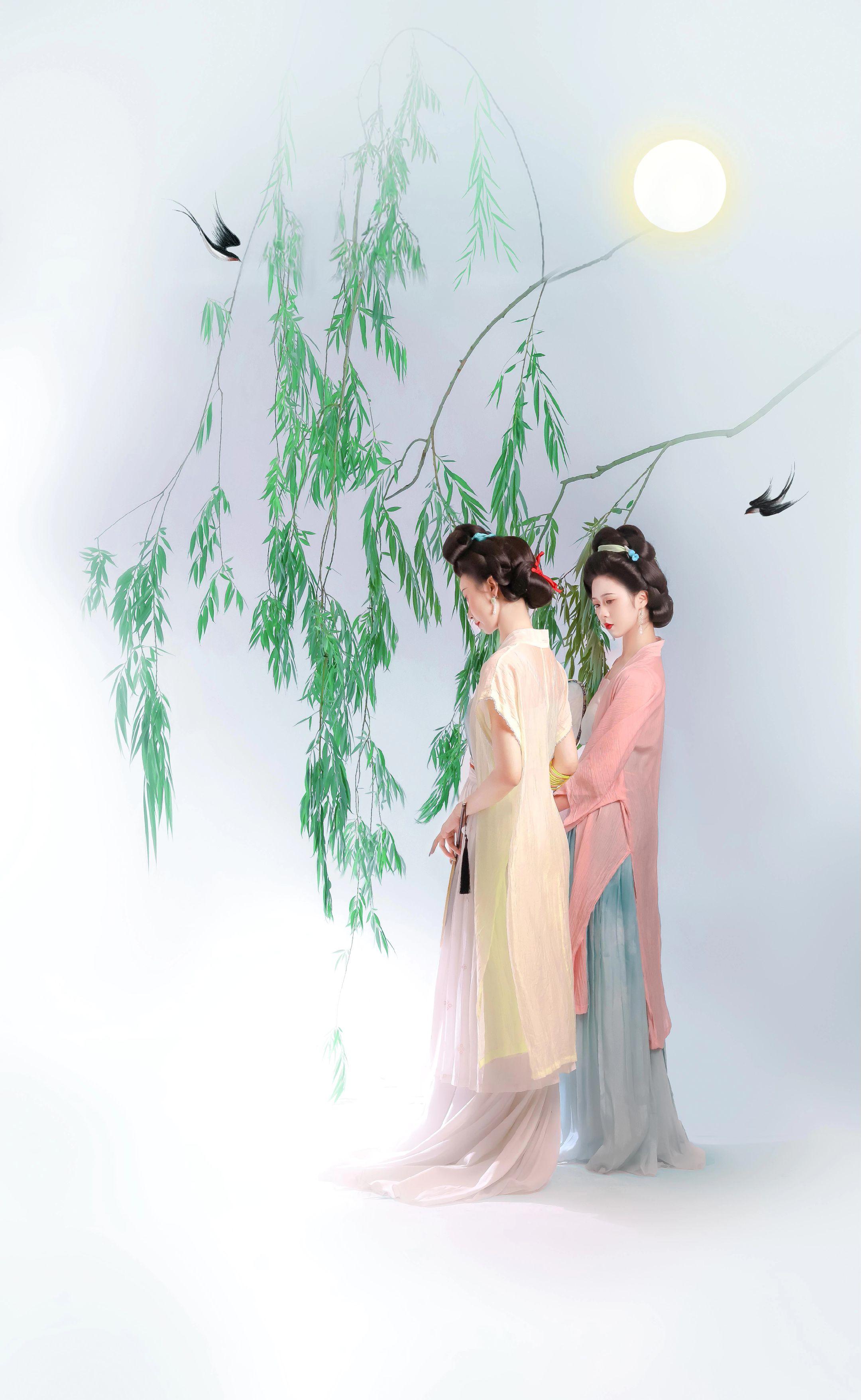 燕来柳绿，人成双。