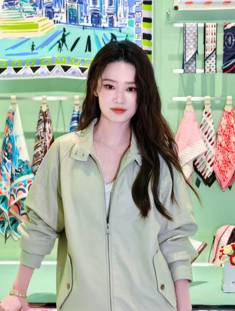 杨幂李现李沁Prada活动杨幂李现李沁Prada造型 杨幂李现李沁Prada活动