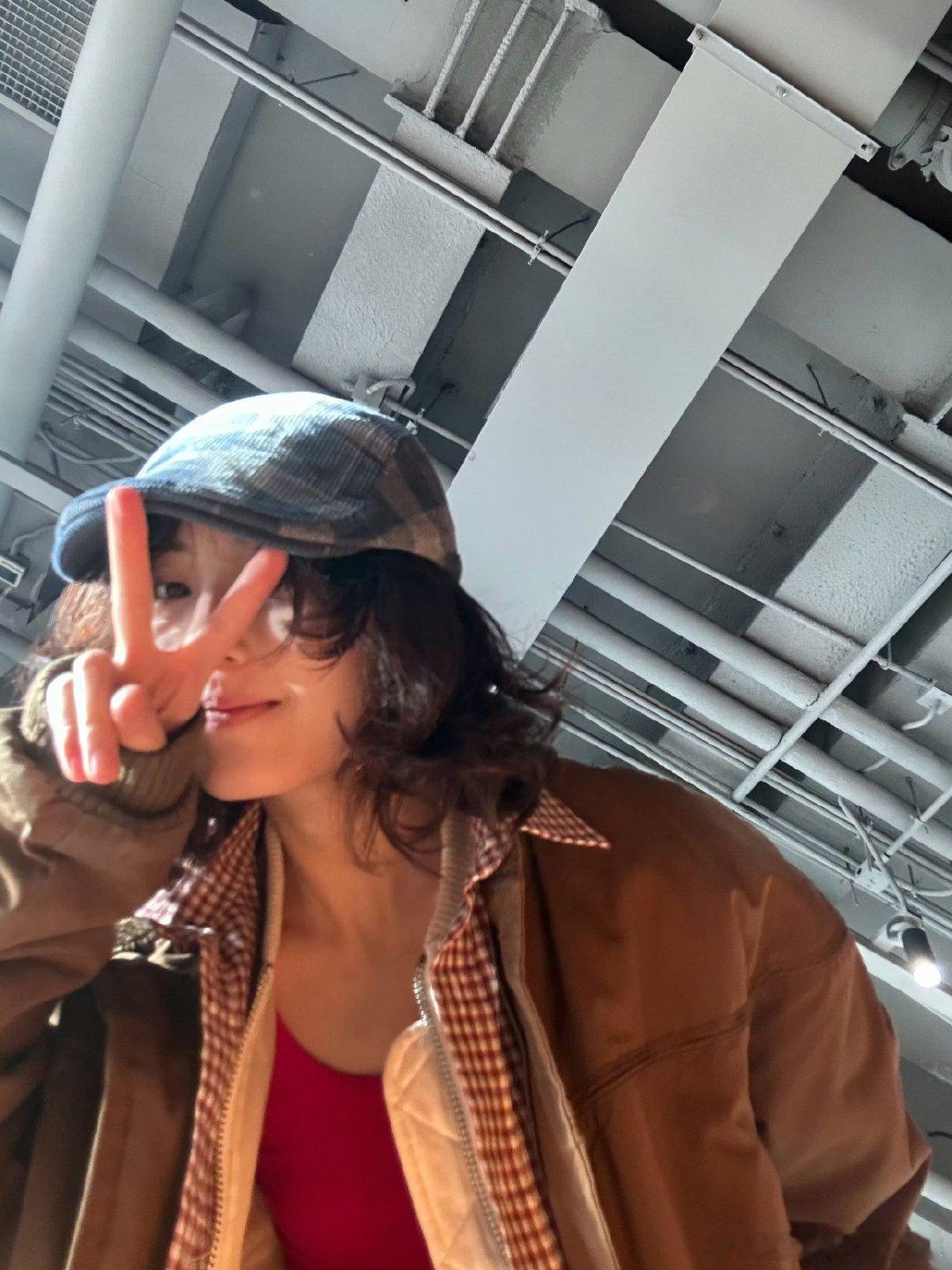 张子枫比耶张子枫比耶自拍 张子枫比耶自拍，在沙发上慵懒的样子，都让人觉得她好真实