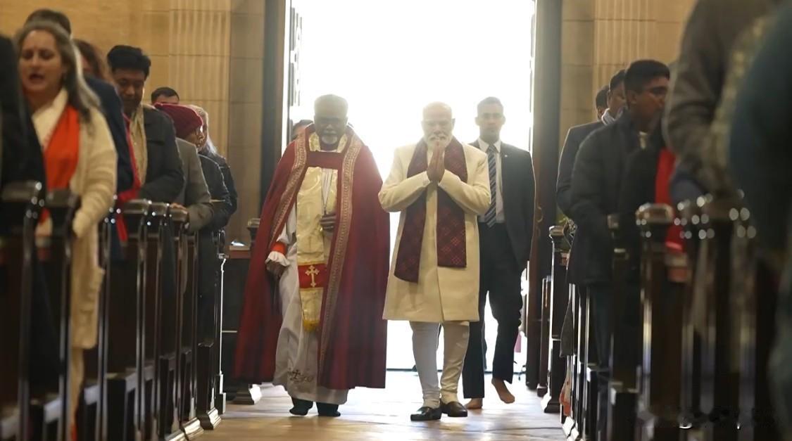 印度总理莫迪到教堂庆祝圣诞节。莫迪说：“愿圣诞节带来新的希望、温暖，以及对善良的