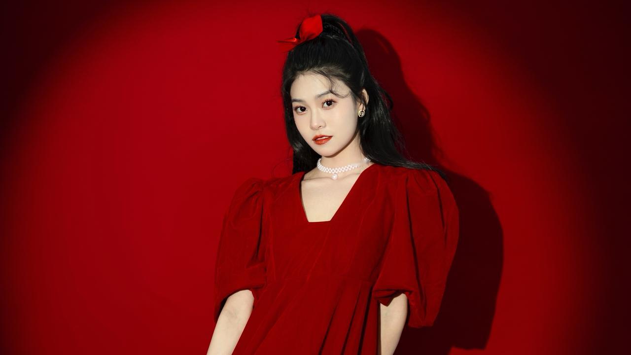 当丁真新歌陷抄袭争议时，音乐剧演员湛嘉丽带着《海鸥》空降榜单——这首取材契诃夫话