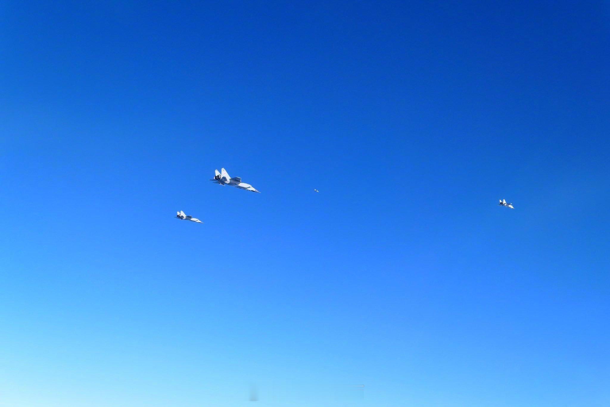 匈牙利 JAS-39C 鹰狮战斗机从立陶宛希奥利艾空军基地紧急起飞，拦截在波罗的